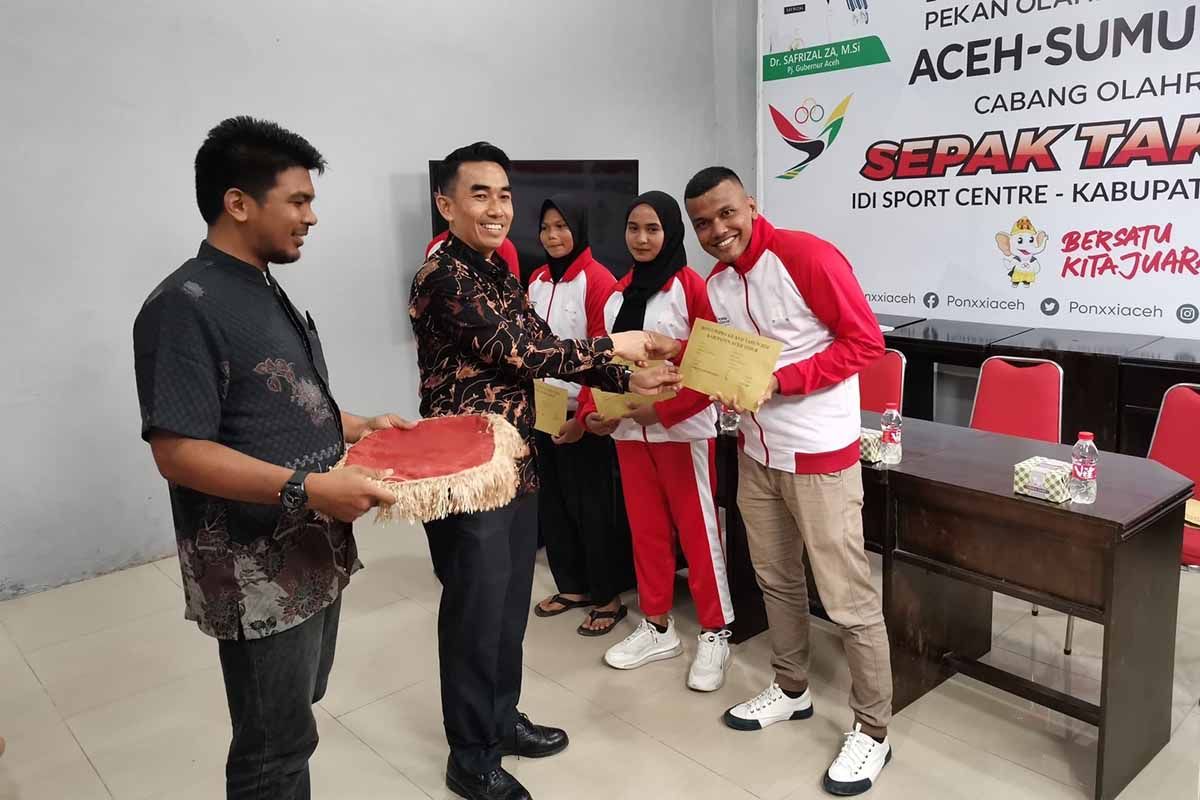 Pemkab Aceh Timur serahkan bonus atlet