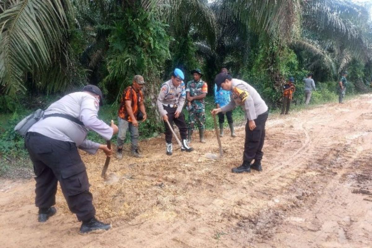 Polsek Siak Kecil bersama Koramil Bukit Batu perbaiki jalan ke TPS