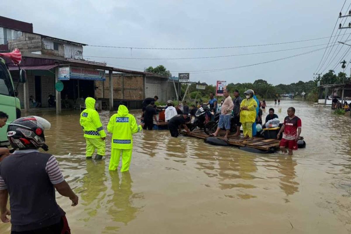 Lintasan Aceh-Sumut lumpuh akibat luapan sungai