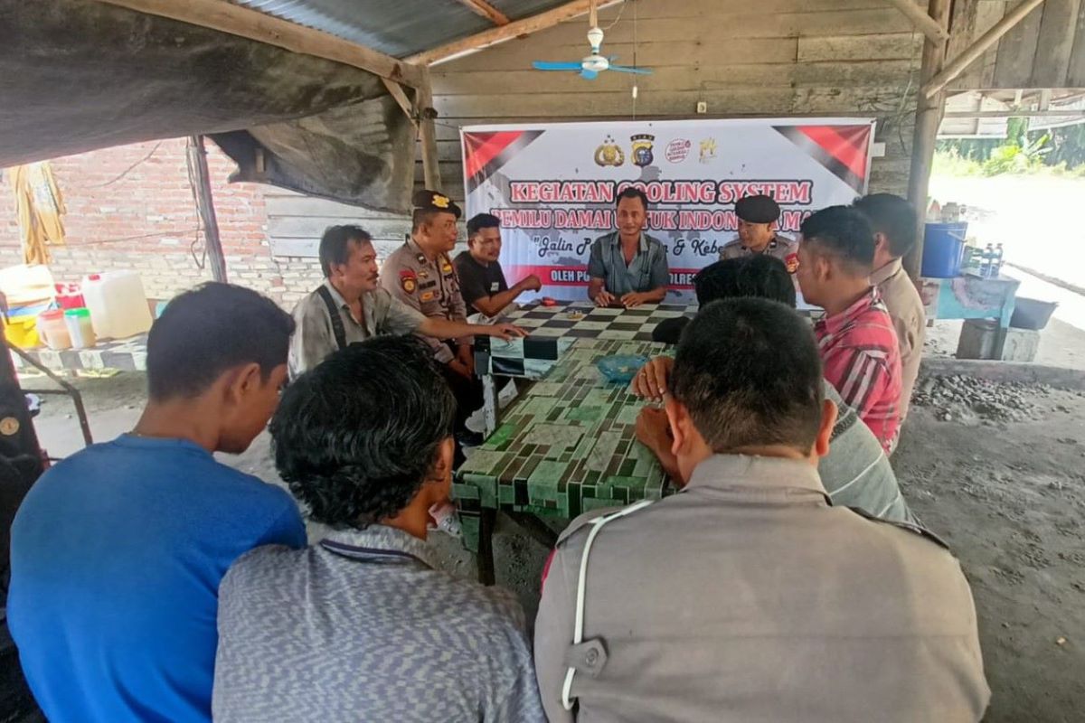 Polsek Pinggir sampaikan pemilu damai ke warung-warung