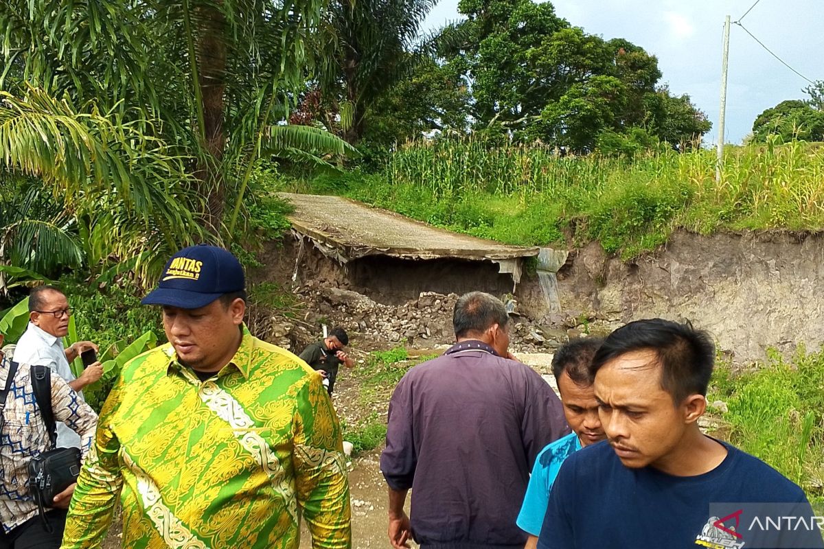 Masa cuti kampanye, Vandiko Gultom tinjau dan bantu warga terdampak longsor di Desa Parlondut-Samosir