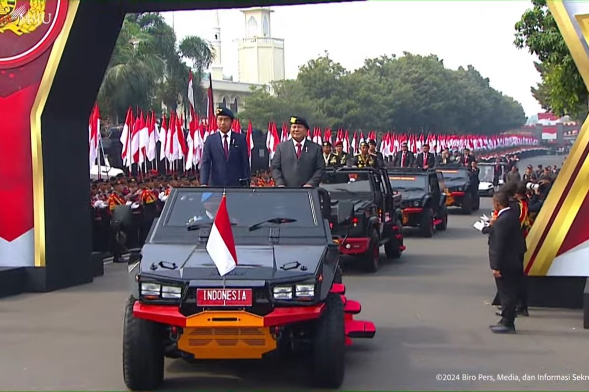 Di Mako Brimob, Presiden Jokowi dan Prabowo diarak pakai Maung Pindad