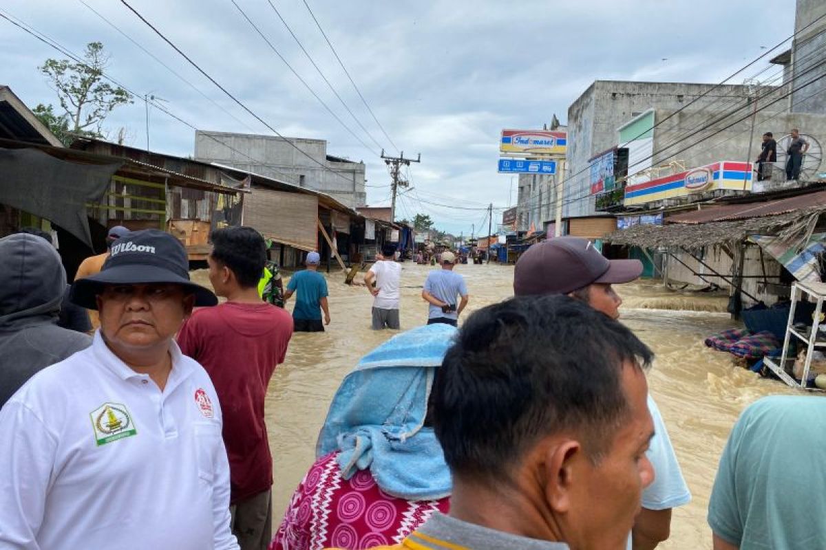 Tanggul sungai jebol, 2.066 warga Aceh Tamiang mengungsi akibat banjir