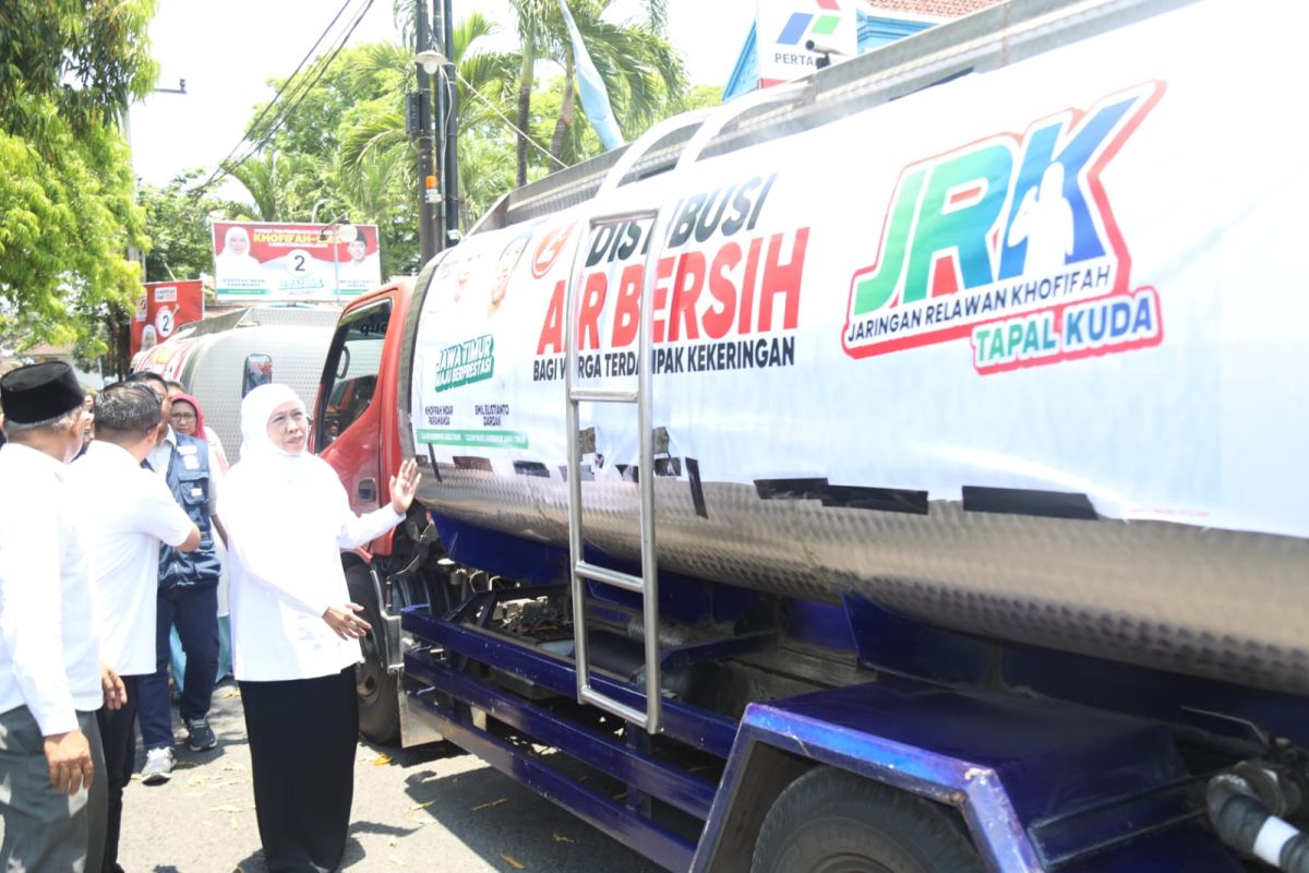 Khofifah dan relawan bantu air bersih untuk warga kekeringan Lumajang