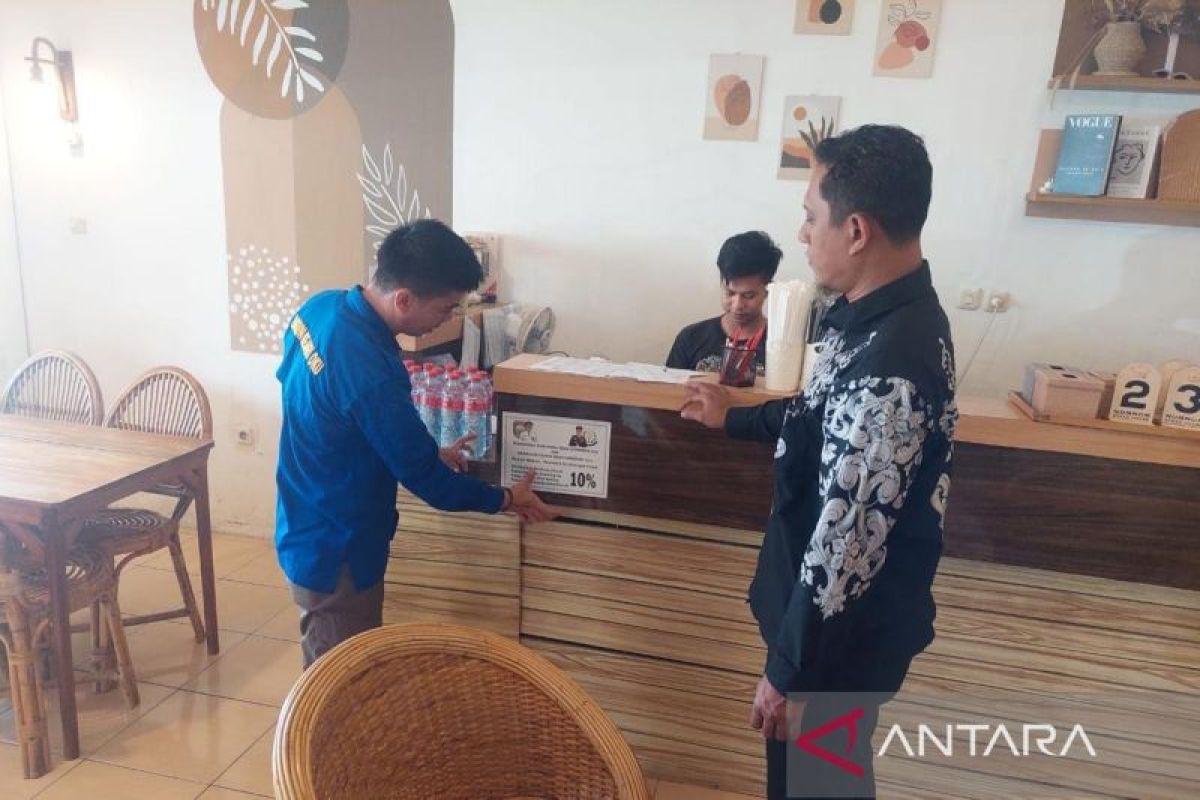 Kejari OKU pasang stiker  wajib pajak 10 persen di restoran