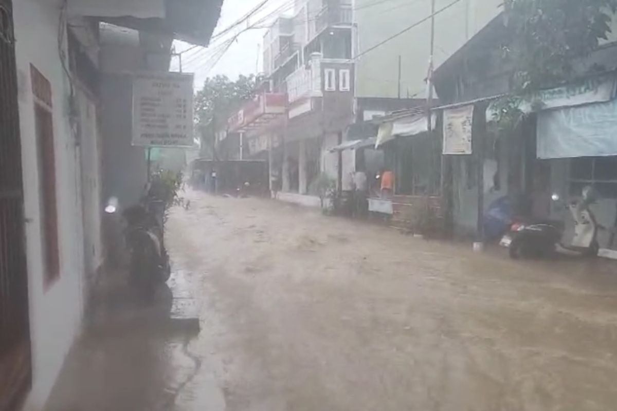 Cegah banjir saat hujan deras, DBMSDA Batam normalisasi drainase