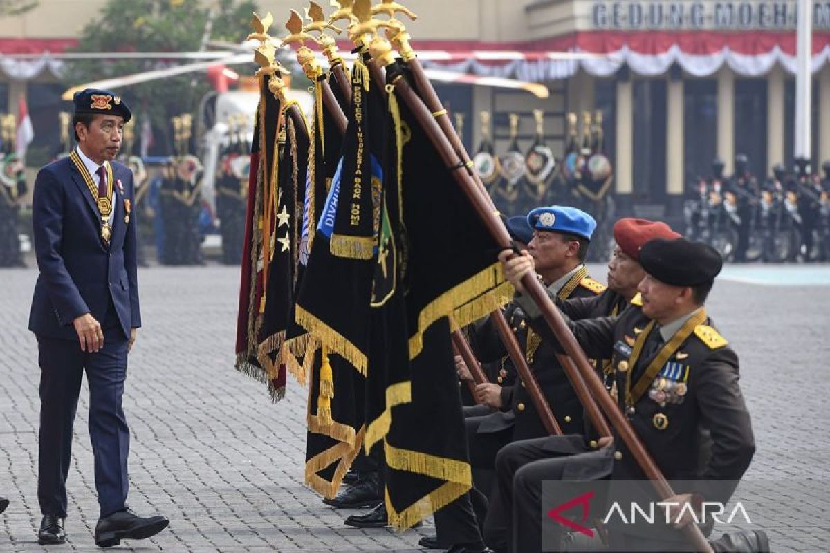 Sukses saat pandemi hingga Escobar, Jokowi anugerahi Polri tanda jasa