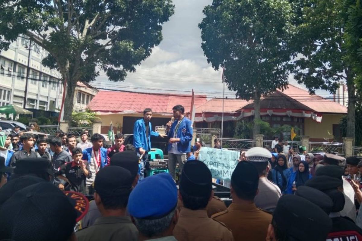 Gelar demo, mahasiswa Takengon desak Direktur PDAM Tirta Tawar dicopot