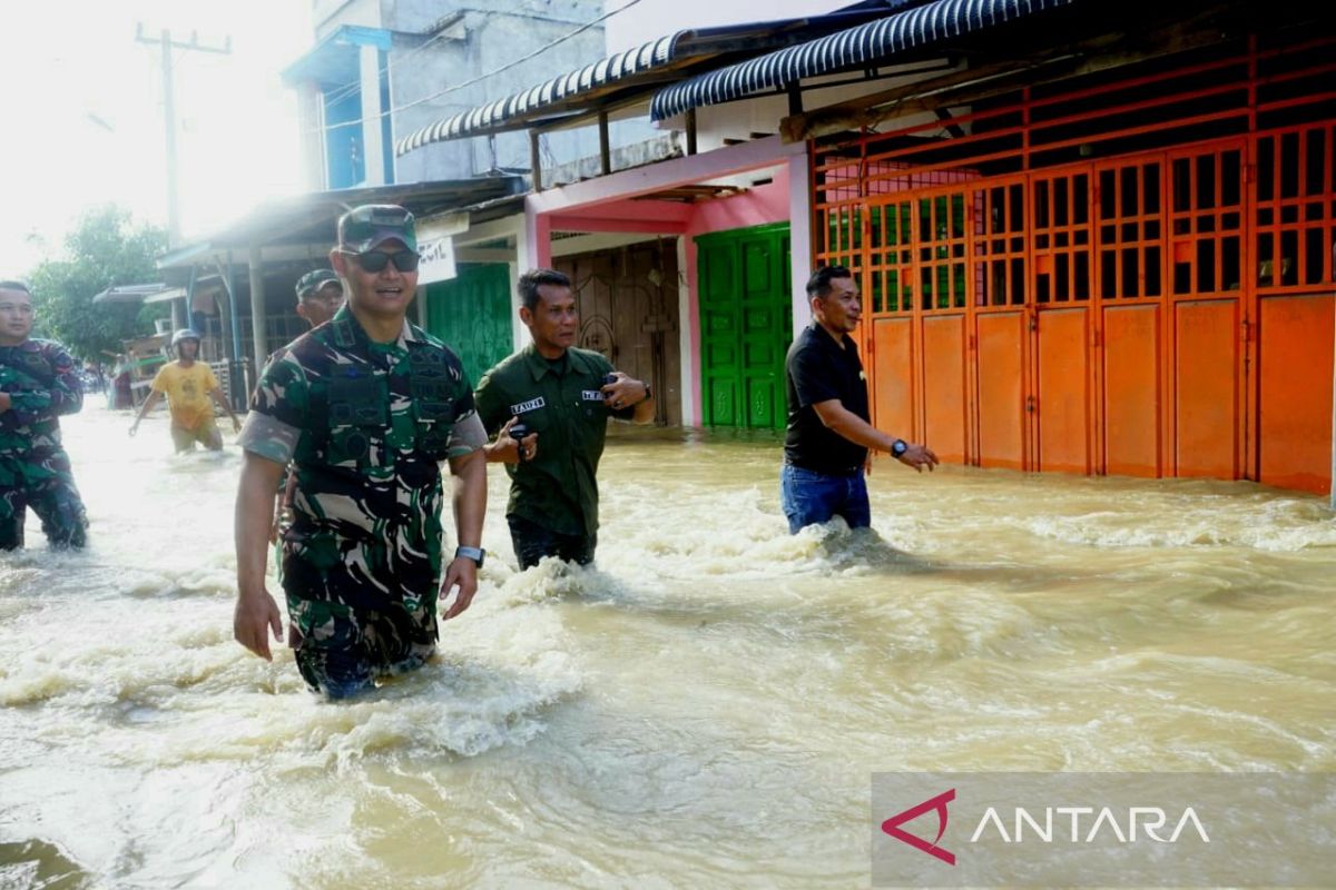 Dandim kerahkan ratusan prajurit TNI bantu korban banjir Aceh Tamiang