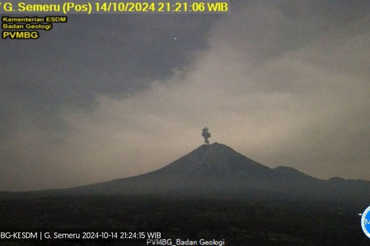 Gunung Semeru erupsi dengan letusan setinggi 900 meter 