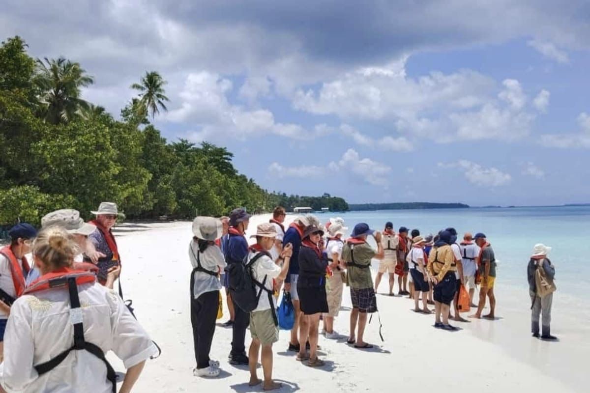 Kapal pesiar Ms Le Jacques Cartier bawa ratusan wisatawan asing singgahi pantai Ngurbloat Kei