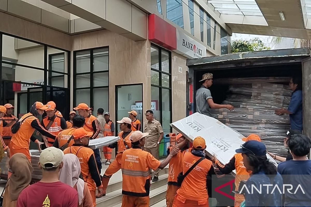 KPU Jakut mulai distribusikan logistik Pilkada Jakarta