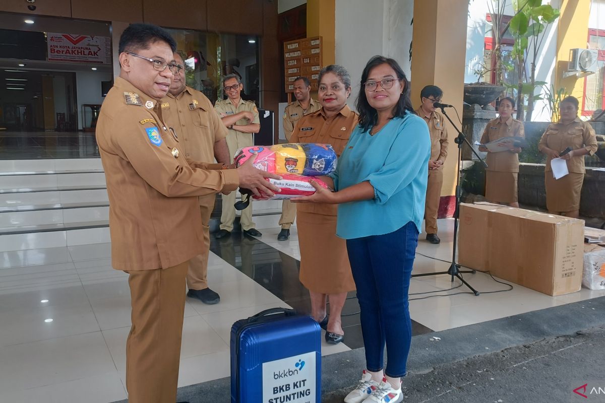 Pemkot Jayapura membagikan BKB kit untuk lima kampung cegah stunting