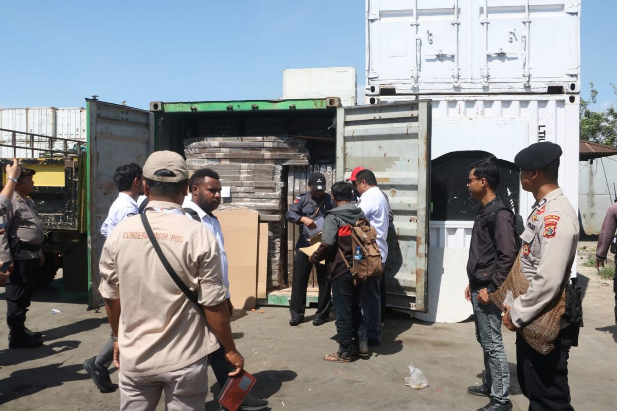 Satgas OMPC mengamankan kedatangan logistik pilkada di Papua Selatan