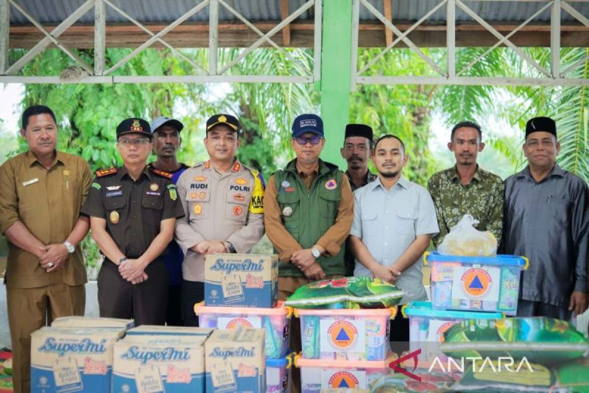 Pemkab Nagan Raya salurkan bantuan masa panik untuk korban banjir