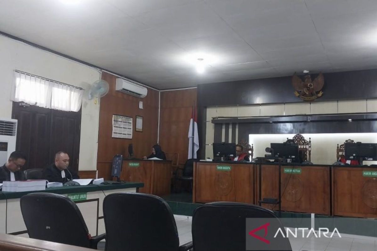 Mantan Bupati Kuansing Sukarmis dituntut 13,5 tahun penjara