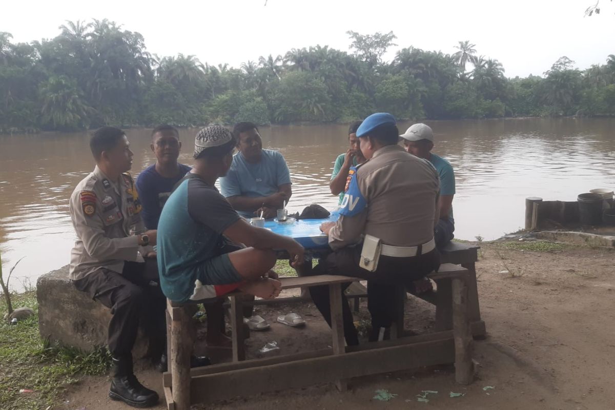 Polsek Kawasan Pelabuhan Pekanbaru gencarkan pesan pilkada damai hingga ke Sungai Siak