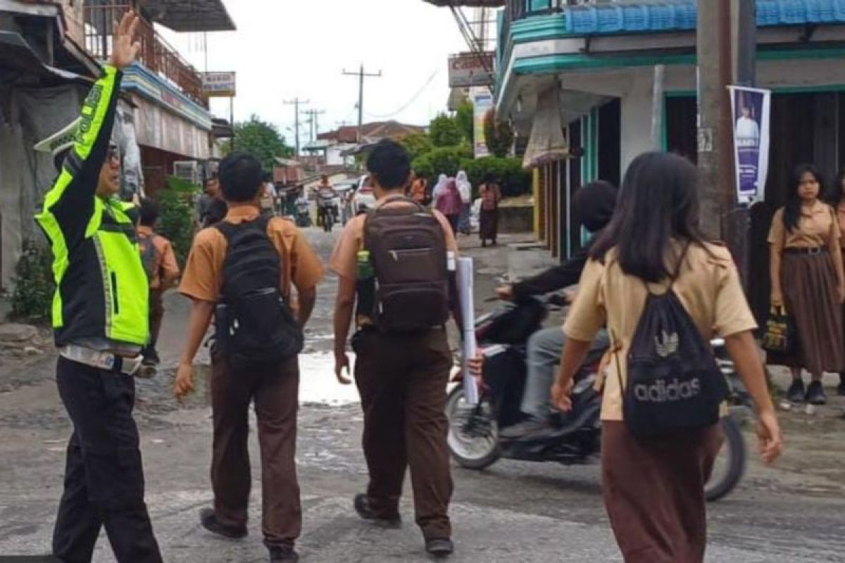 Polsek Tanah Jawa atur lalu lintas di titik ramai kendaraan