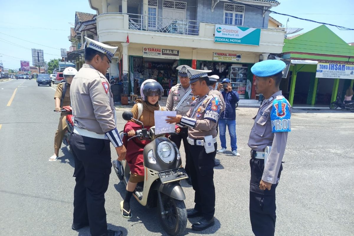 Polisi edukasi pemotor di Pesibar tingkatkan kesadaran berlalu lintas