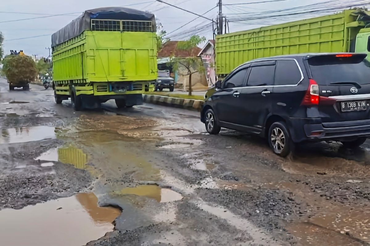 Pemprov Lampung perbaiki ruas jalan provinsi rusak di Kota Metro