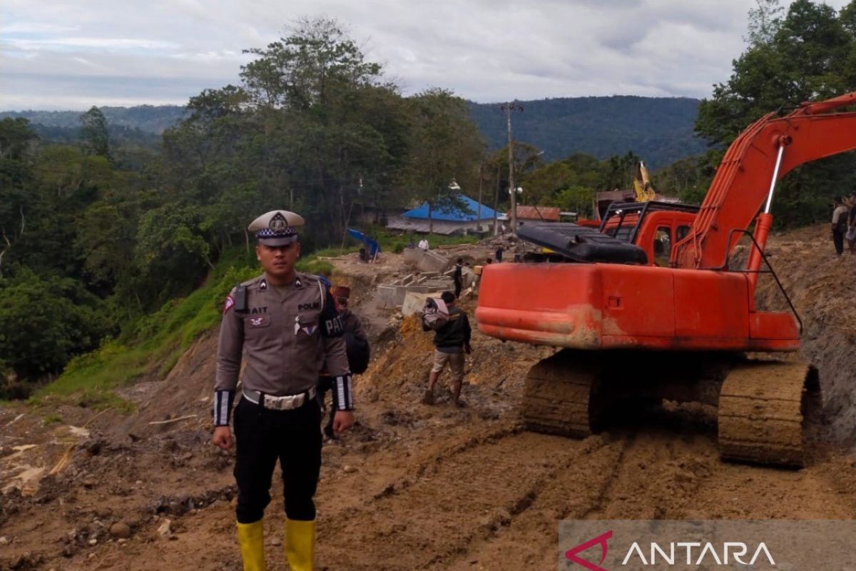 Pengerjaan ruas jalan lintas tengah Sumatera Batu Jomba yang putus total dikebut