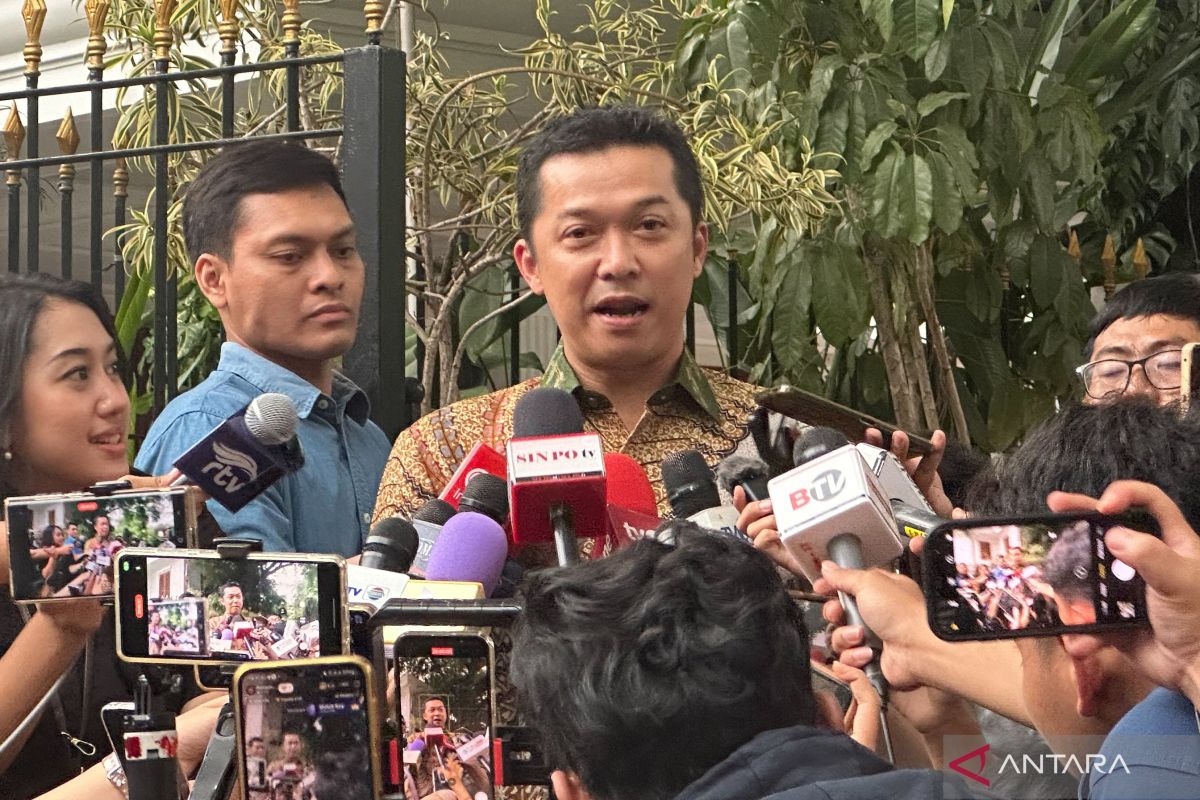 Ex-badminton athlete Taufik Hidayat discusses sports with Prabowo