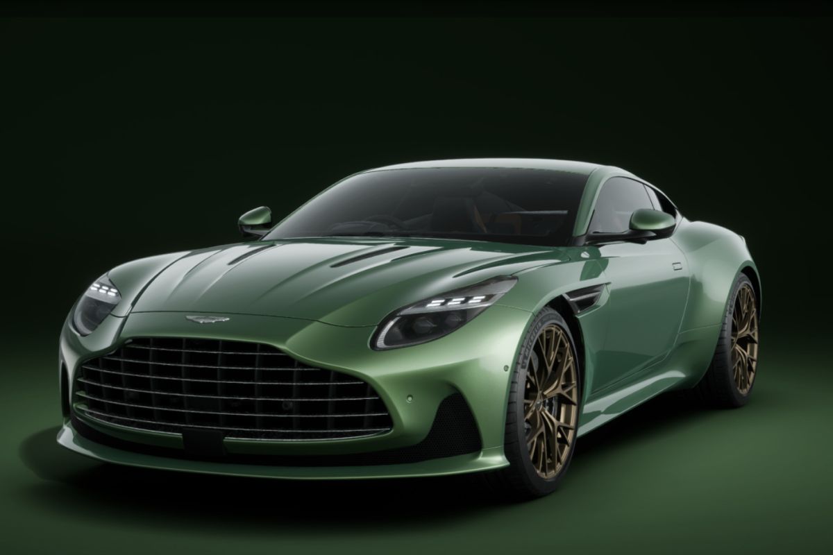 Aston Martin rayakan film James Bond dengan DB12 Goldfinger Edition