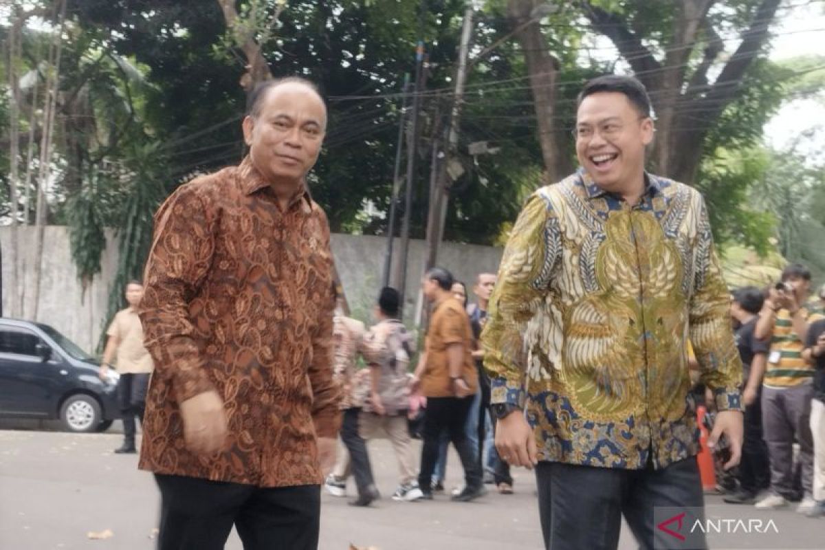 Momen lucu Budi Arie "terobos" wawancara Giring di rumah Prabowo