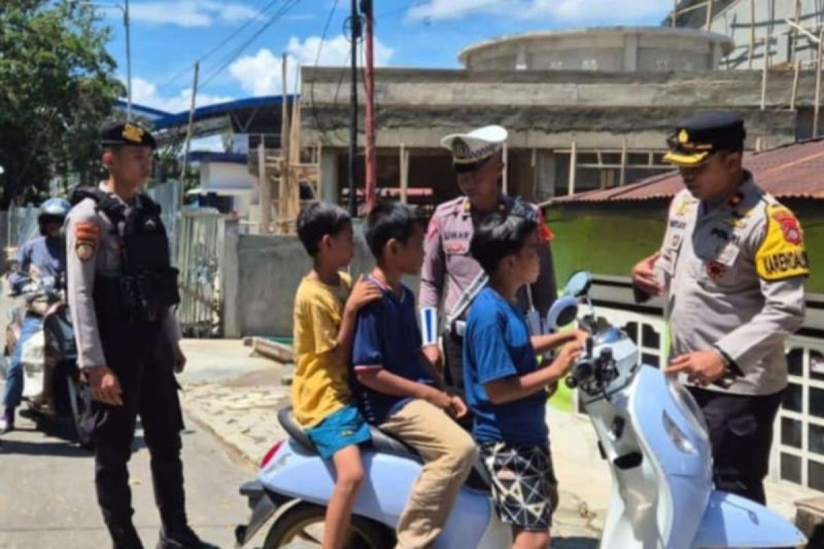 Polres Kolaka edukasi pengendara tentang keselamatan berlalu lintas