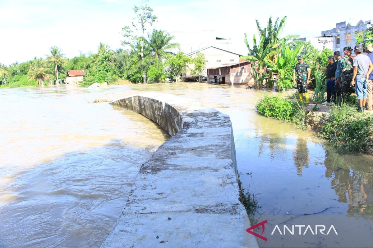 Anggota dewan antar satu truk bantuan logistik korban banjir Aceh Tamiang