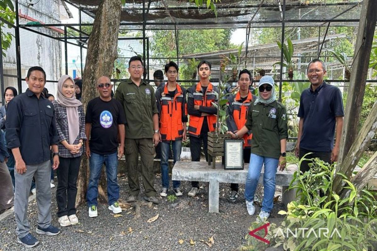 Prodi Rekayasa Gelologi ULM tanam dan konservasi anggrek spesies lokal Geopark Meratus