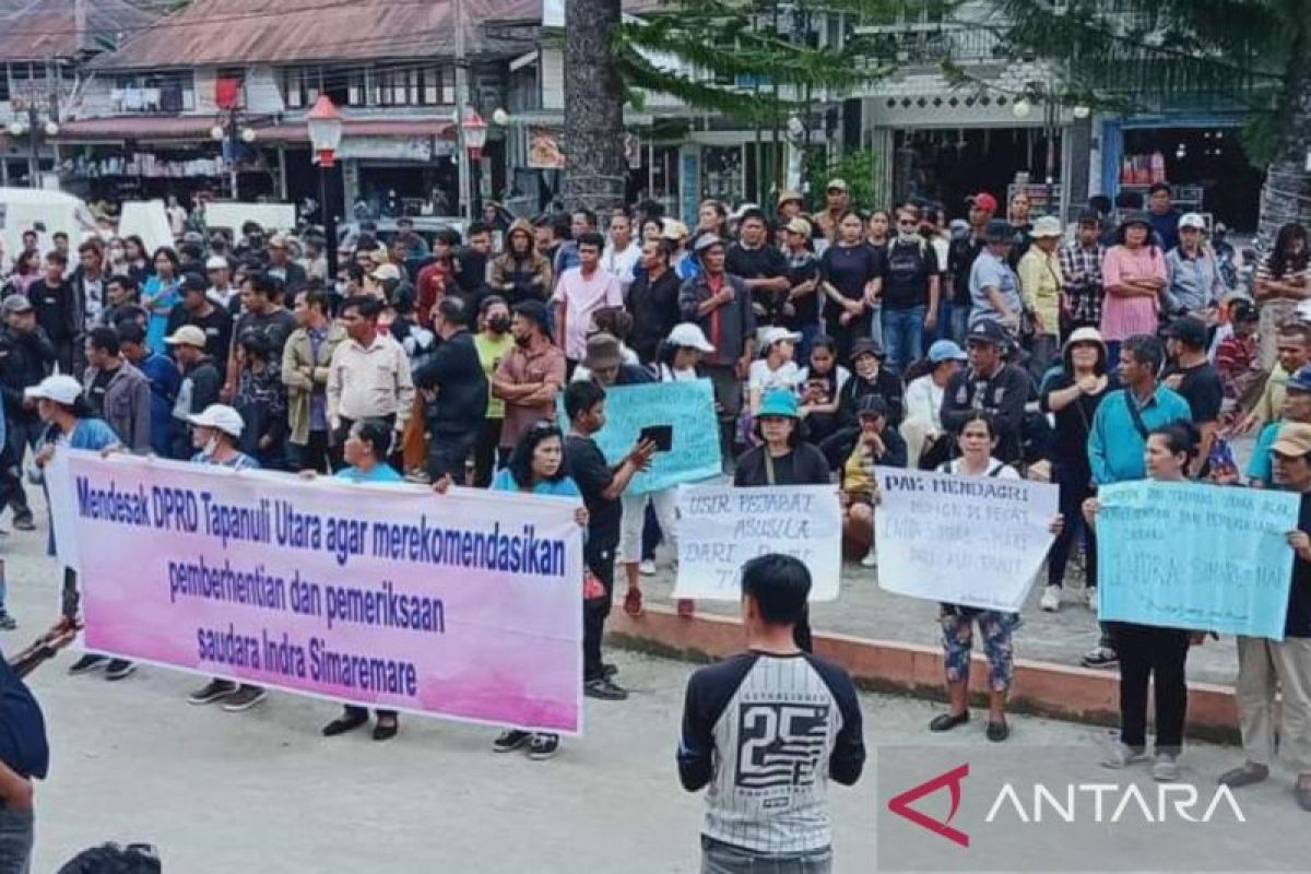 Ratusan massa demo minta Indra Simaremare diberhentikan