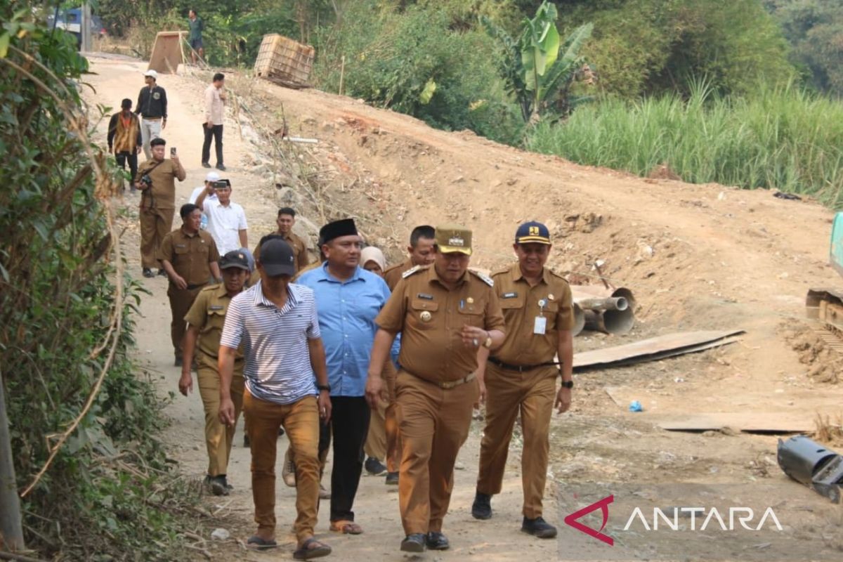 Pemkab Bekasi perbaiki ruas jalan Cipayung-Cilampayan akibat longsor