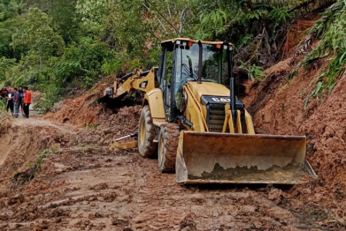 Jalan Siprirok - Saipar Dolok Hole kembali normal usai  longsor