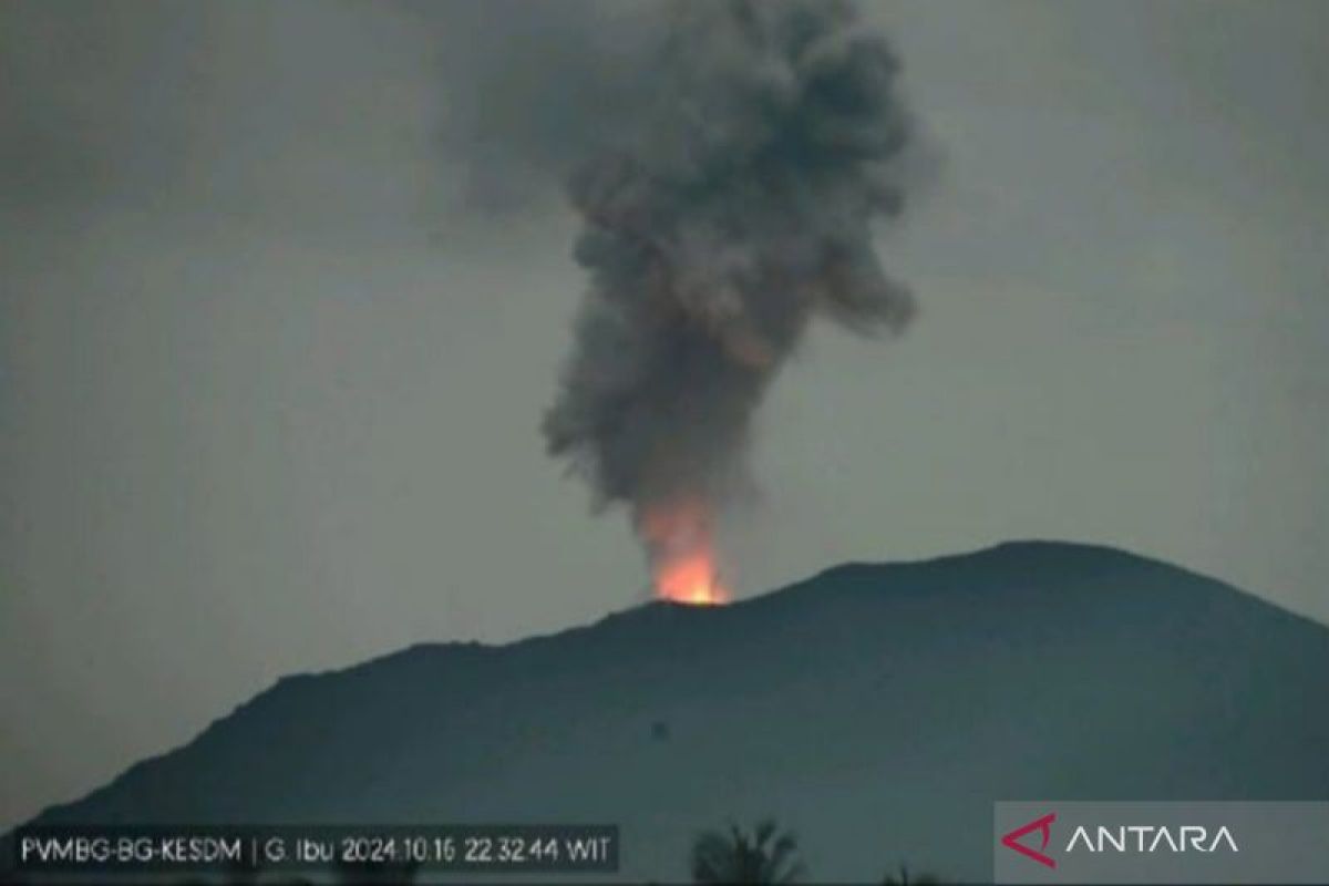 Gunung Lewotobi Laki-Laki letuskan pijar api 1 kilometer