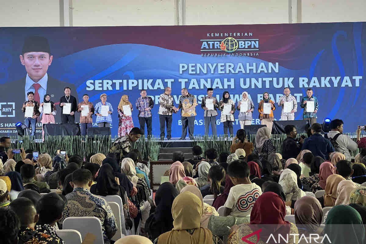 Kementerian ATR serahkan 3.256 sertifikat tanah ke warga Jabar