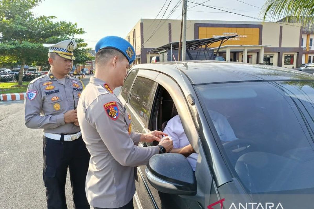 Hari ketiga Operasi Zebra Menumbing, Ditlantas dan Propam Polda Babel sasar kelengkapan kendaraan personel