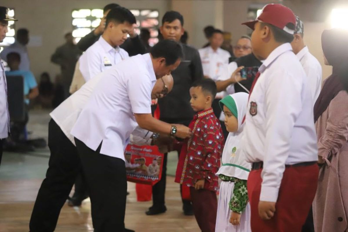 Pemkab Lampung Barat bagikan 2.614 seragam sekolah gratis