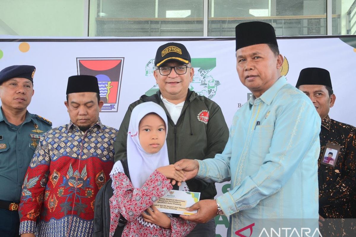 Sebanyak 2.140 murid SD-SMP di Padang terima beasiswa Baznas