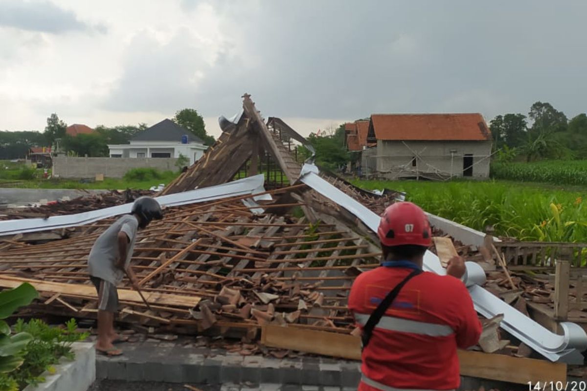 Sleman bantu rehabilitasi rumah rusak akibat angin kencang