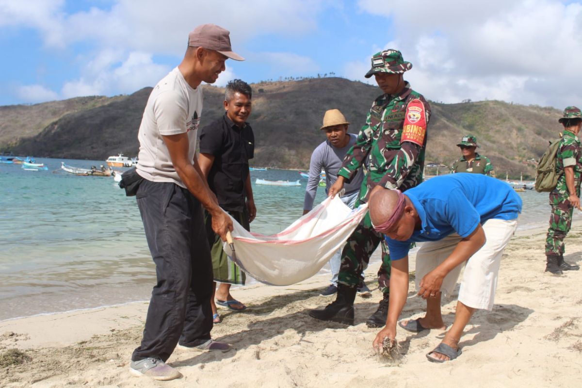 Kodim Lombok Tengah mengajak masyarakat bersihkan Pantai Kuta