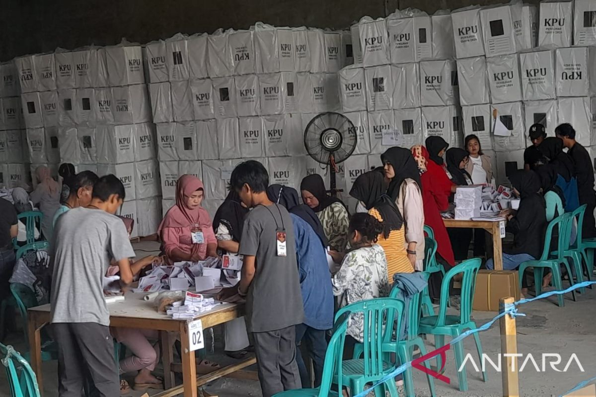 KPU Kabupaten Sukabumi kerahkan 650 petugas sortir dan lipat surat suara