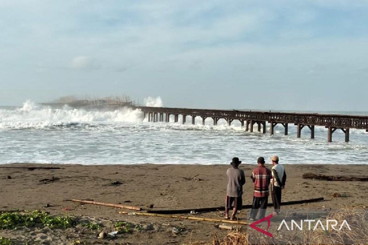 Tiga nelayan hilang, puluhan terjebak akibat ombak terjang dermaga