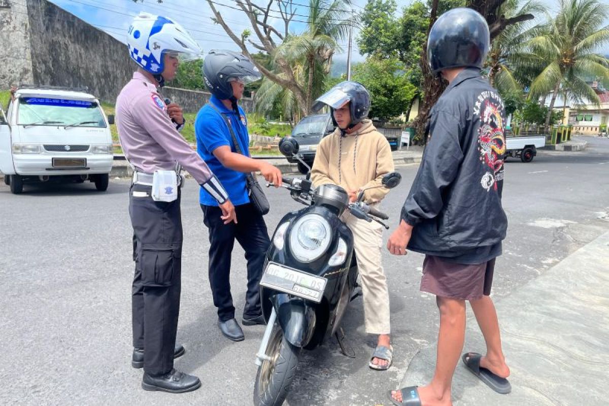 Tidak pakai helm,  Ditlantas tilang ratusan kendaraan di Maluku Utara