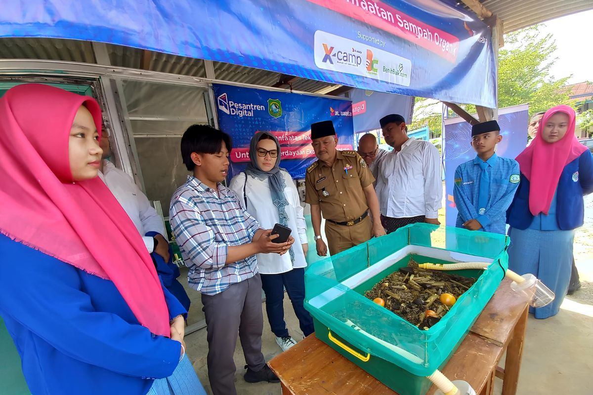 XL Axiata terapkan IoT jadi solusi budidaya maggot di pesantren Lampung