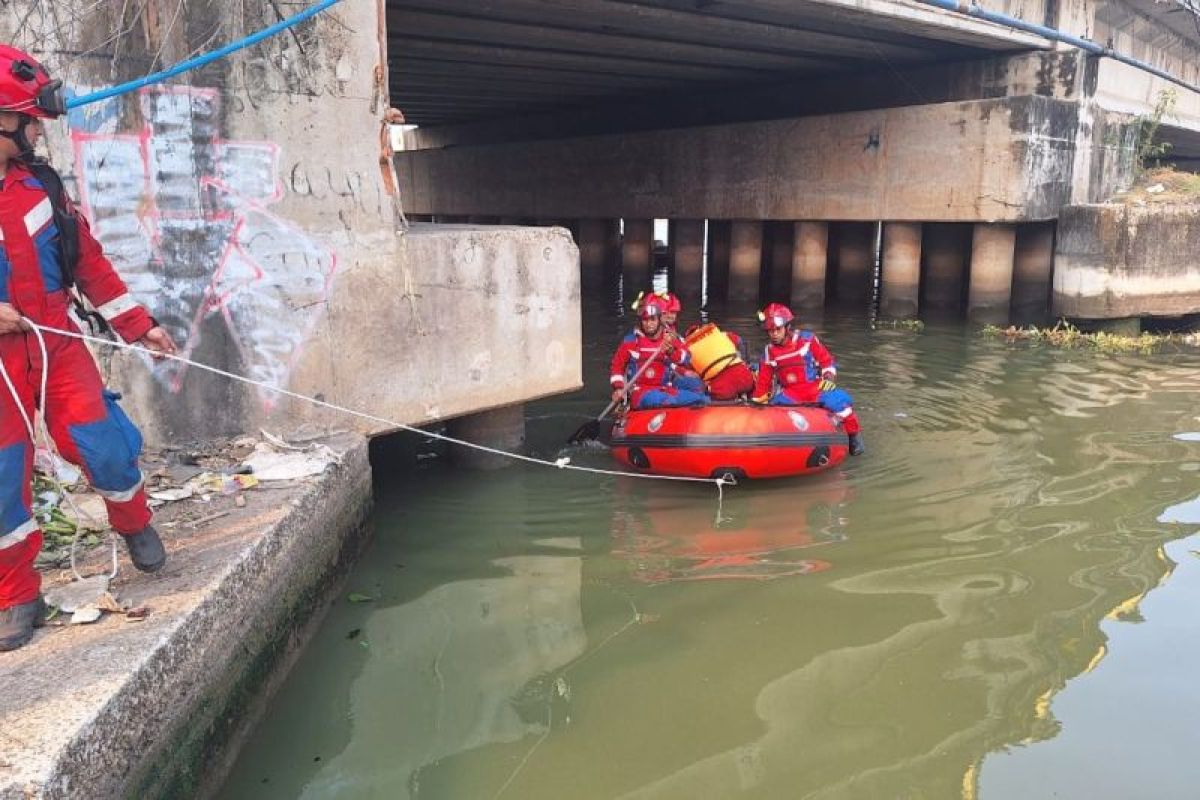 Petugas evakuasi pemancing yang tenggelam di Cilincing Jakut