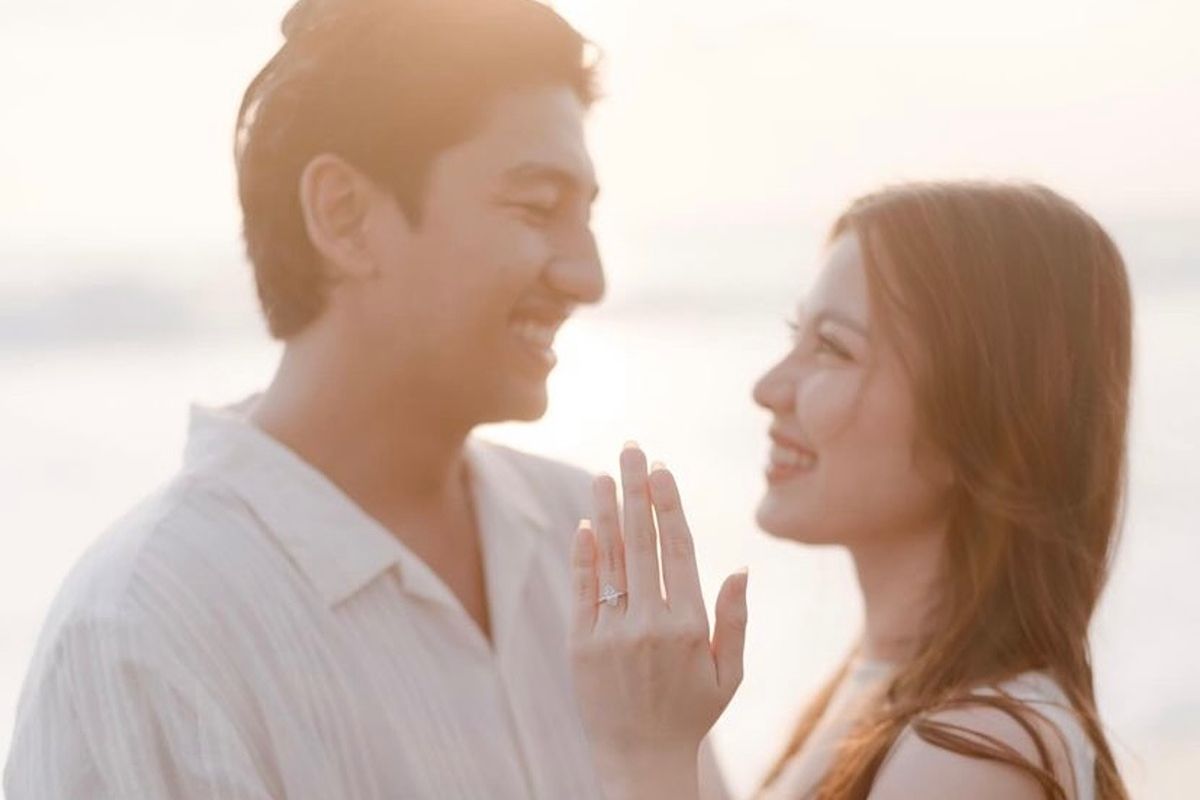 Momen romantis di tepi pantai, Harris Vriza resmi lamar Haviza Devi Anjani!