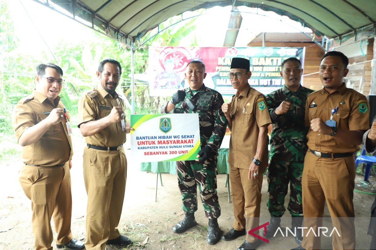 Pj. Bupati HSU serahkan 300 WC sehat untuk masyarakat