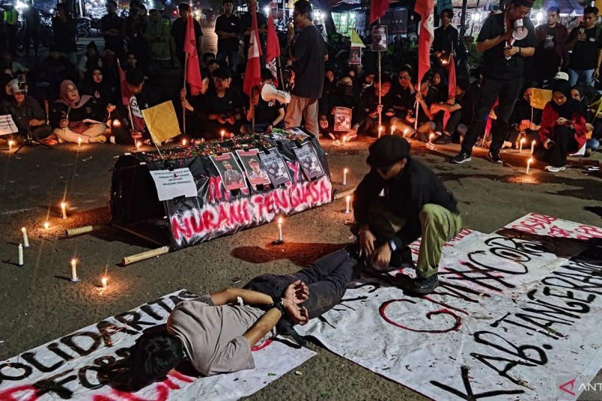 Mahasiswa Tangerang nyalakan lilin sebagai bentuk keprihatinan