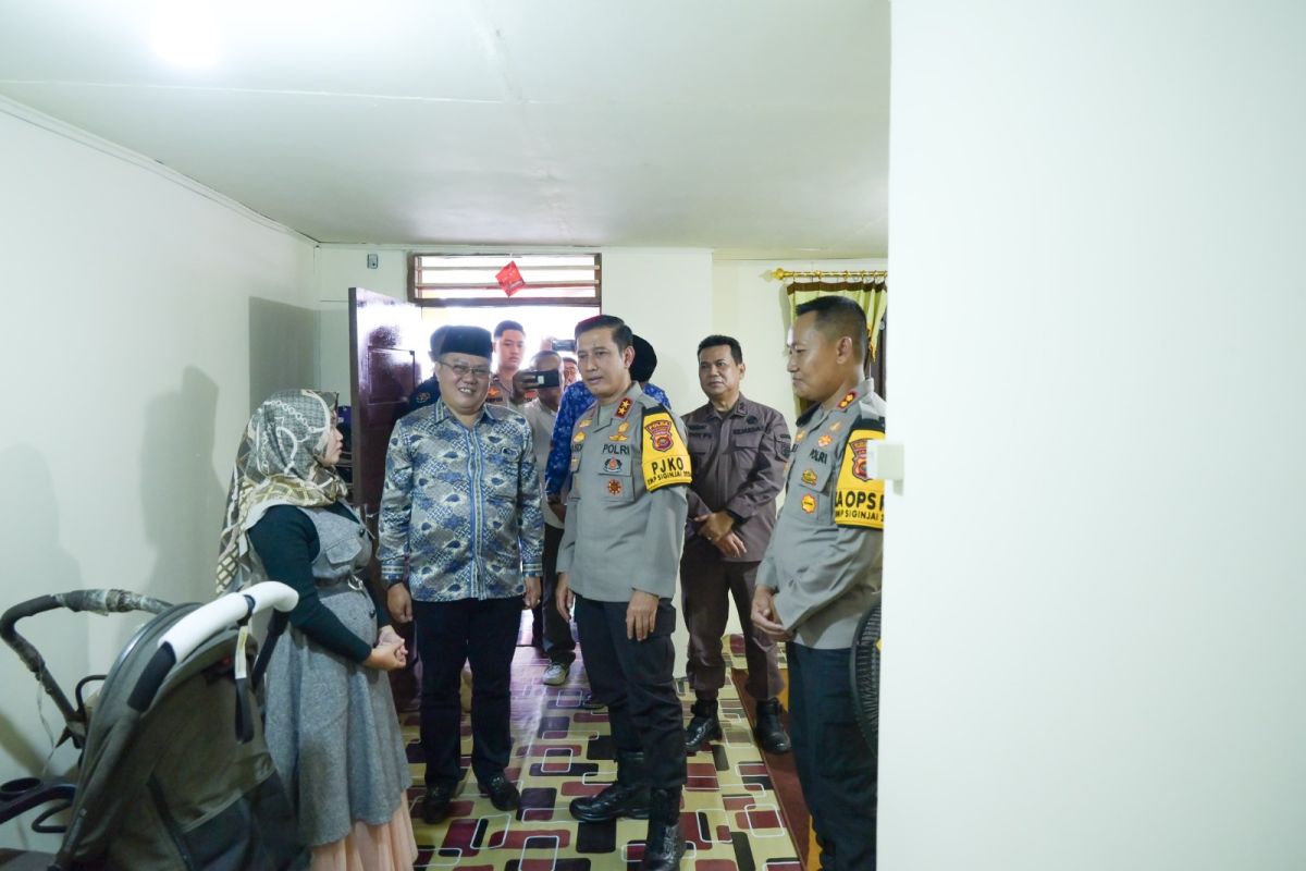 Polri bedah lima rumah warga Tanjung  Jabung Barat Jambi